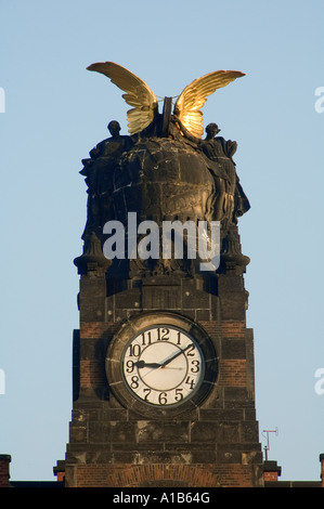 Torre dell'orologio di Praga Hlavni nadrazi la principale stazione ferroviaria costruita nel design in Art Nouveau di Praga Repubblica Ceca Foto Stock