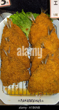 Martoriato e pesce fritto per la vendita in un mercato alimentare in Giappone un piatto popolare in Giappone Foto Stock