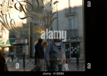 Una vista attraverso una finestra di caffè sulla strada a Montpellier, Francia Foto Stock