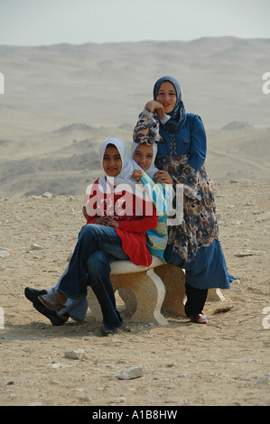I giovani abitanti di un villaggio nei pressi di Sakara Egitto Foto Stock