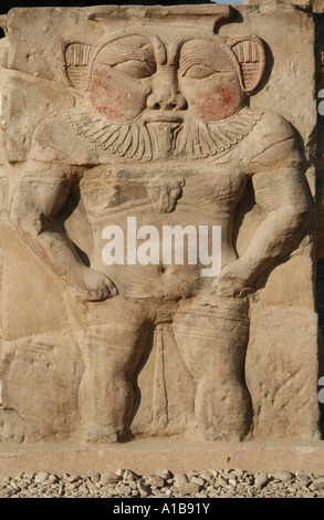 Rilievo di dio Bes risalente al periodo tolemaico-romano nel piazzale del tempio di Hathor a Dendera o Dendara nella provincia di Qena Egitto Foto Stock
