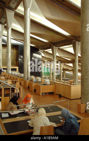 Gli studenti egiziani che indossa il Hijab studiando presso la Bibliotheca Alexandrina una grande biblioteca e centro culturale nella città di Alessandria d Egitto settentrionale Foto Stock