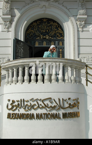 Un egiziano tramite telefono cellulare al balcone di Alessandria Museo Nazionale (ANM) , che si trova in un edificio ristrutturato in stile italiano palace Egitto Foto Stock