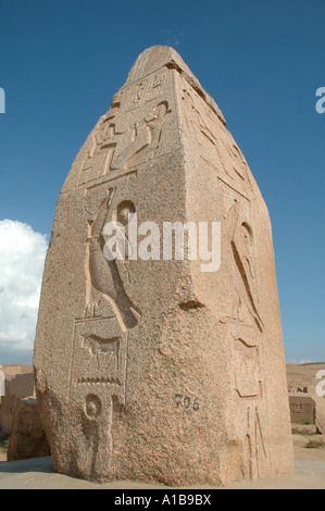 Punta dell'obelisco di Ramses II con geroglifici nell'antico sito del tempio di Tanis nel delta orientale del Nilo nell'alto Egitto Foto Stock
