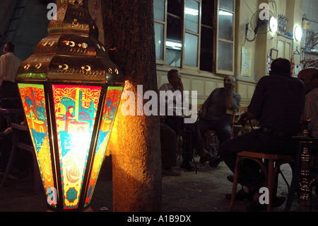 Hookah tubazione acqua i fumatori in una caffetteria centro cittadino del Cairo in Egitto Foto Stock