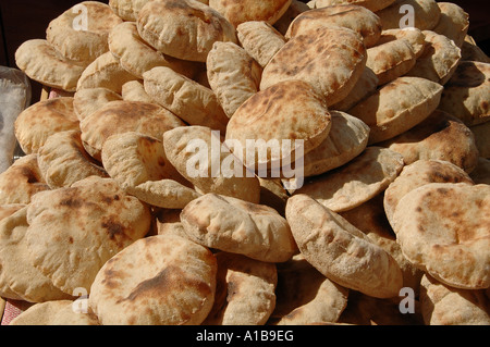 Le pagnotte di pane fresco da baladi, o paese forno in Egitto Foto Stock