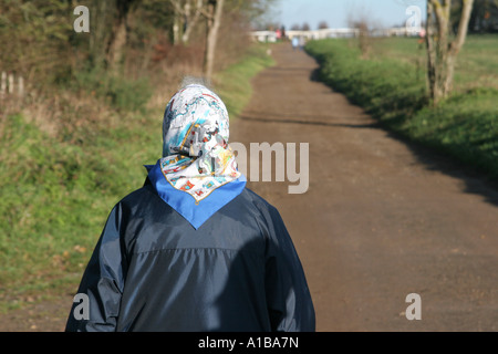 Donna anziana passeggiate in campagna Foto Stock