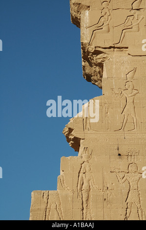 Particolare della 'porta di Domiziano e Traiano' all'entrata nord di Dendera o Tempio di Dendara Hathor situato nella provincia di Qena Egitto Foto Stock