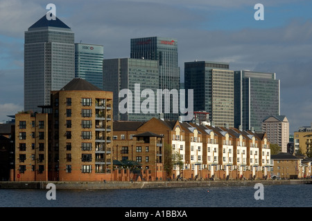 Vista su tutta la Groenlandia Dock nei Docklands di Londra nel novembre 2005. Sullo sfondo sono le torri di Canary Wharf sulla Isle of Dogs Foto Stock