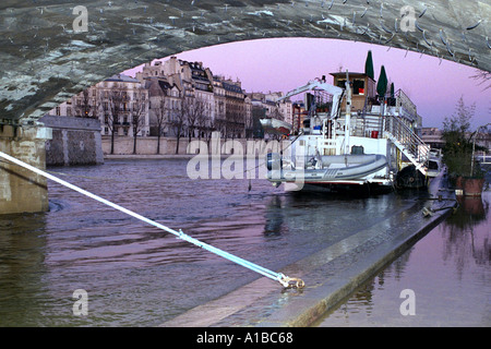 Grande casa galleggiante sulla Senna di notte Foto Stock