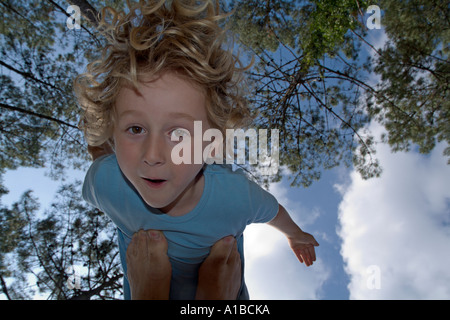 Bambina in equilibrio su suo padre i piedi. Foto Stock