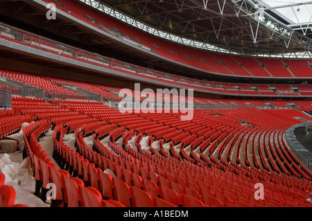 Posti a sedere a più livelli presso il nuovo stadio di Wembley durante la fase di costruzione Foto Stock