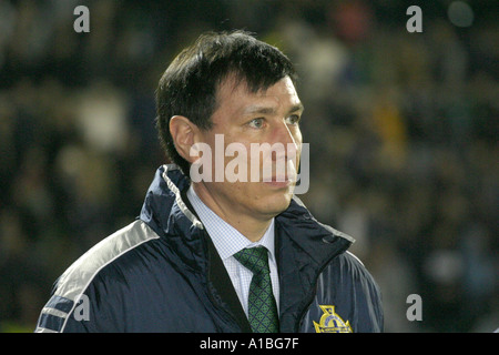 Irlanda del Nord il team manager Lawrie Sanchez al suo primo gioco in carica v Norvegia a Windsor Park Belfast Irlanda del Nord Foto Stock