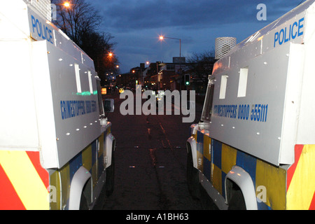 Due PSNI Servizio di Polizia dell'Irlanda del Nord landrovers RUC guardia del ponte Ormeau durante un lealisti ordine arancione parade Foto Stock