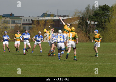 Amateur GAA club hockey irlandese azione falls park Belfast Irlanda del Nord Foto Stock