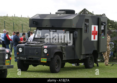 British Army esercito territoriale ambulanza land rover defender visualizza su Portrush West Strand County Antrim Irlanda del Nord Foto Stock