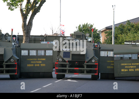 Esercito britannico Saxon veicoli blindati fornire intralcio per separare il repubblicano nazionalista zona cattolica da protestanti lealisti Foto Stock