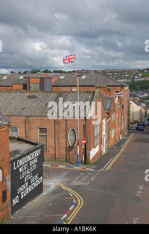 Irlanda del Nord Ulster County Derry Londonderry lealisti segno unionista bandiera britannica Foto Stock