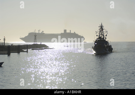 Intensificato le misure di sicurezza in vigore. Un US Coast Guard pattuglie di nave dal porto di Cabo San Lucas Messico. Foto Stock