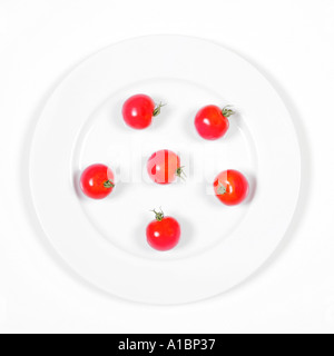 Pomodori ciliegia sulla piastra Foto Stock