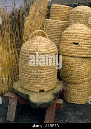 Bee Skep e orticaria essendo costituita da paglia lunga Foto Stock