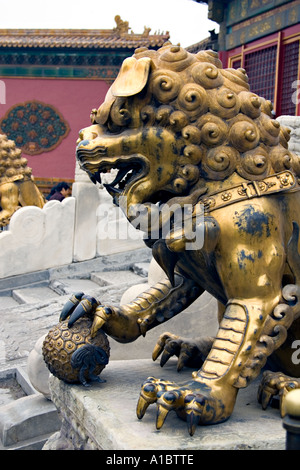 Cina Pechino la Città Proibita la statua di bronzo di un maschio di leone con la sua zampata su una sfera è un simbolo di forza Foto Stock