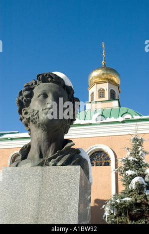 Busto monumentale in onore del poeta Pushkin nel sud della città russa di Pyatigorsk Foto Stock