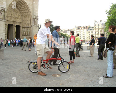 Turisti americani al punto zero a Notre Dame Parigi Francia Foto Stock