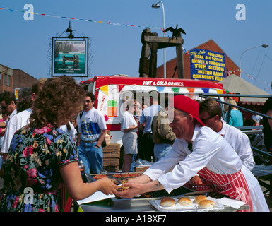 Stall che vende i kipper alla griglia al Fish Quay Festival, North Shields, Tyne and Wear, Inghilterra, UK. Negli anni '90 Foto Stock