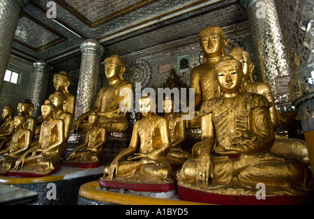 Myanmar Birmania Yangon Rangoon Shwedagon pagoda dorata figure di Buddha Foto Stock