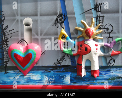 Artista impressione di colorate sculture nella fontana al Place Igor Stravinsky Parigi Francia Foto Stock