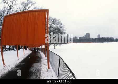 Il Cristo chiamato installazione i cancelli in New York City Central Park Feb Mar 2005 Foto Stock