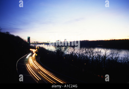 Il Fiume Hudson Henry Hudson Parkway e il Ponte George Washington Bridge da Fort Tryon NYC Foto Stock