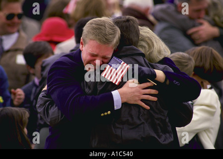 Guerra del Golfo ex POW Colonnello David Eberly è abbracciato da suo figlio Timm sinistra all'arrivo alla Andrews Air Force Base di Maryland Foto Stock