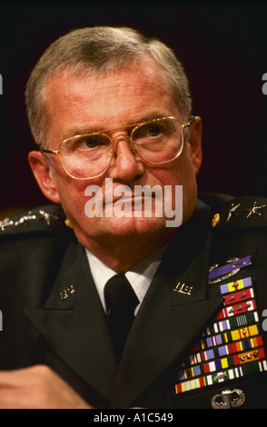 Il generale John M Shalikashvili Presidente Comune di capi di Stato Maggiore durante la congressional audizione su Capitol Hill Washington DC Foto Stock