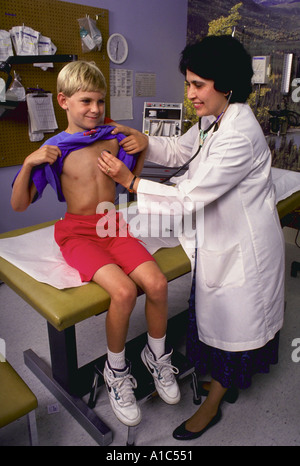 Pediatra esamina boy presso il Primus clinica di Burke Virginia modello rilasciato Foto Stock