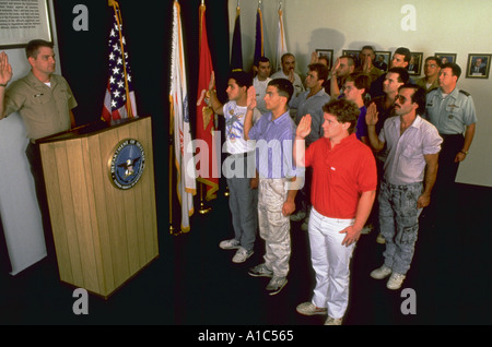 Prestazione di giuramento delle nuove forze armate reclute durante la guerra del Golfo a M E P in Boston Massachusetts Foto Stock