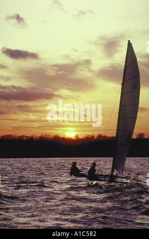 Hobie catamarano a vela con due persone prese sul Fiume Potomac appena dopo il tramonto Foto Stock