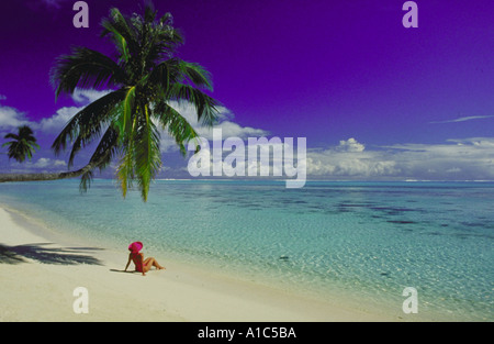 Donna sulla spiaggia Foto Stock