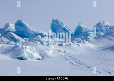 La rottura sentieri attraverso confusi di ghiaccio in congelati Chuckchi mare molla durante la stagione di caccia alla balena off punto Barrow Arctic Alaska Foto Stock