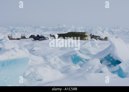 Hopson un campo di caccia alle balene in primavera su un piatto di ghiaccio sul Mar dei Chukchi ghiacciato al largo di Point Barrow, Alaska artica Foto Stock