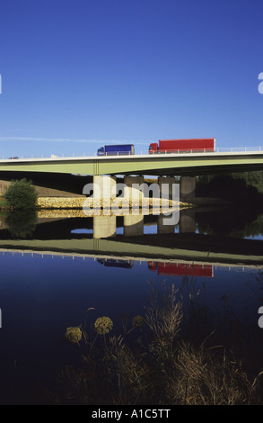 Automezzi pesanti sulla A1/M incrocio autostradale ponte sopra il fiume aire Leeds REGNO UNITO Foto Stock