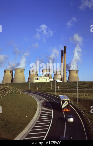 Per i veicoli che circolano sulla autostrada M62 a holmfield svincolo con la A1/M1 di ferrybridge power station Yorkshire Regno Unito Foto Stock