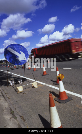 Autocarro passando attraverso lavori stradali lungo la strada a doppia carreggiata leeds Yorkshire Regno Unito Foto Stock