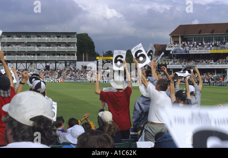 Gli spettatori che celebra un sei colpita Inghilterra v australia ceneri test match a headingley cricket ground leeds Yorkshire Regno Unito Foto Stock