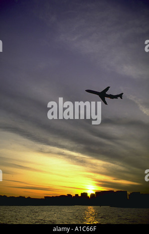 Aereo commerciale in volo poco dopo il decollo dall'Aeroporto Nazionale di Washington Foto Stock