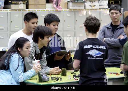 Un gruppo di giovani la riproduzione di un gioco fantacy, Hong Kong Foto Stock