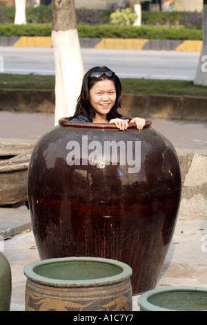 Shan è all'interno di un enorme pentola di antiquariato e felice pot a Zhongshan Cina Mercato di antiquariato Foto Stock