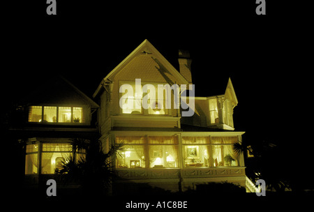 Tempo di notte fuori casa: invitante 1886 Victorian House sette Gables illuminata di notte CA Stati Uniti d'America Foto Stock