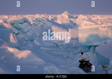 La rottura sentieri attraverso confonde il ghiaccio nel congelati Chuckchi mare molla durante la stagione di caccia alla balena off punto Barrow Arctic Alaska Foto Stock